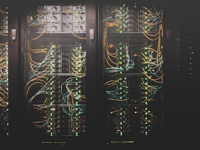 网络安全与数据保护概念图，展示加密与安全连接